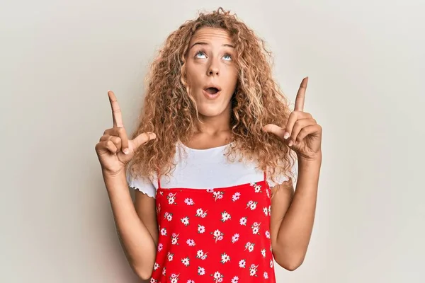 Hermosa Chica Adolescente Caucásica Con Vestido Rojo Verano Sorprendido Sorprendido —  Fotos de Stock