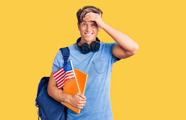 Junger Gutaussehender Mann Mit Studentenrucksack Und Kopfhörer Mit Buch Und — Stockfoto