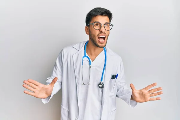 Doktor Üniforması Giyen Genç Yakışıklı Adam Steteskop Deli Deli Bağırıyor — Stok fotoğraf
