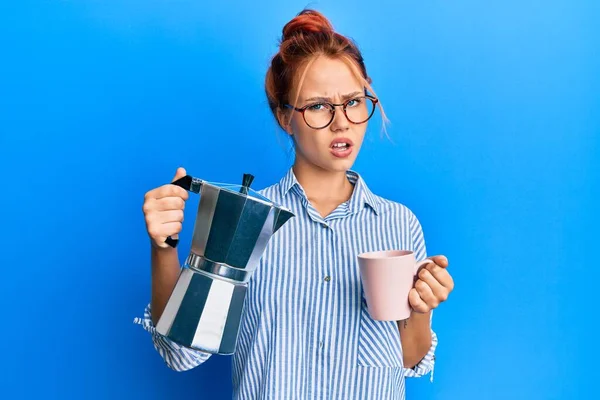 Jovem Ruiva Bebendo Café Italiano Face Choque Parecendo Cético Sarcástico — Fotografia de Stock