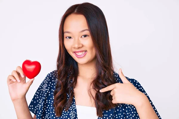 Jong Mooi Chinees Meisje Houden Hart Wijzend Vinger Naar Een — Stockfoto