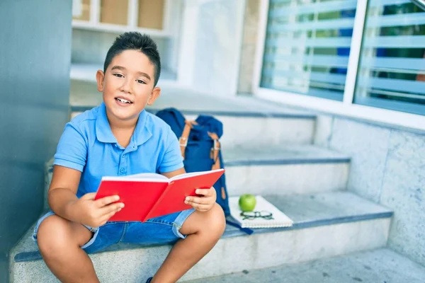 高校生の男の子読書本は学校で階段に座って — ストック写真