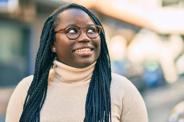 Joven Mujer Afroamericana Sonriendo Feliz Pie Ciudad —  Fotos de Stock