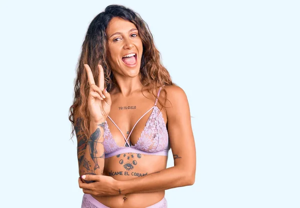 Ung Latinamerikansk Kvinna Med Tatuering Klädd Underkläder Leende Med Glada — Stockfoto
