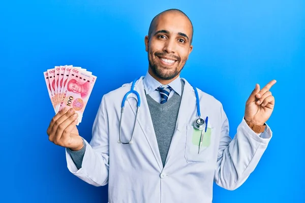 Médico Adulto Hispano Vistiendo Uniforme Médico Sosteniendo Billetes Yuan Sonriendo — Foto de Stock