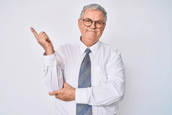Älterer Grauhaariger Mann Businesskleidung Lächelt Glücklich Und Zeigt Mit Hand — Stockfoto