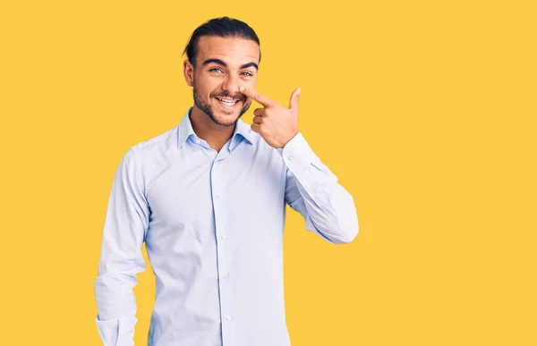 Jonge Knappe Man Draagt Zakelijke Kleren Wijzend Met Hand Vinger — Stockfoto