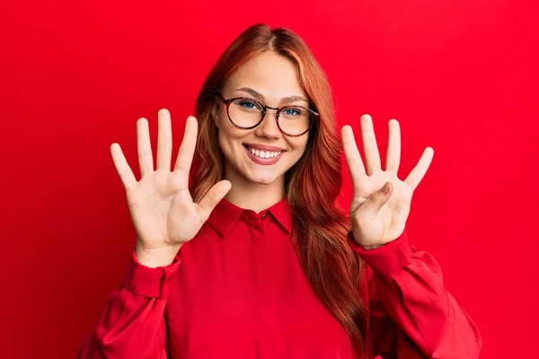 Joven Hermosa Pelirroja Vistiendo Ropa Casual Gafas Sobre Fondo Rojo — Foto de Stock