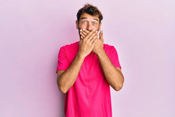 Homem Bonito Com Barba Vestindo Camiseta Rosa Casual Sobre Fundo — Fotografia de Stock