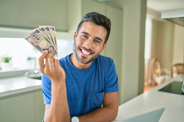 Junger Schöner Mann Lächelt Glücklich Und Hält Japanische Yen Banknoten — Stockfoto