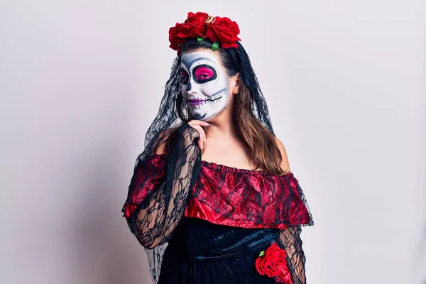 Mujer Joven Con Día Del Disfraz Muerto Sobre Blanco Mirando — Foto de Stock