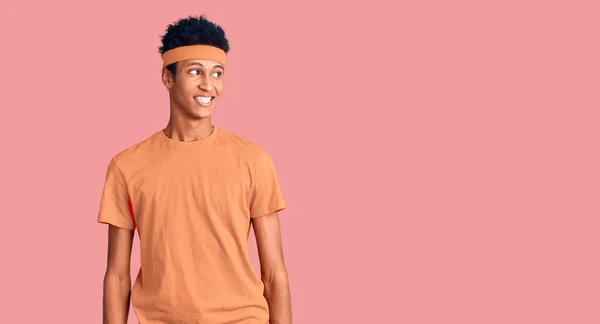 아프리카계 미국인 남자가 운동복을 웃으면서 바라보고 있습니다 스러운 표현이죠 자신감 — 스톡 사진