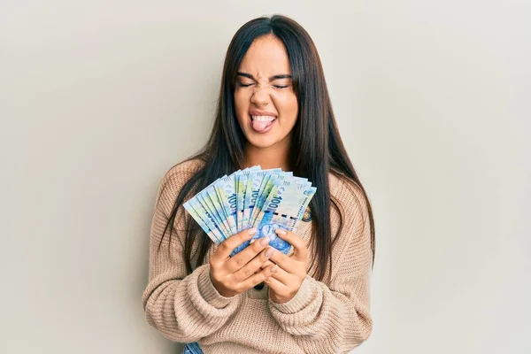 Молодая Красивая Латиноамериканка Банкнотами 100 Рэндов Торчащими Южной Африки Довольная — стоковое фото