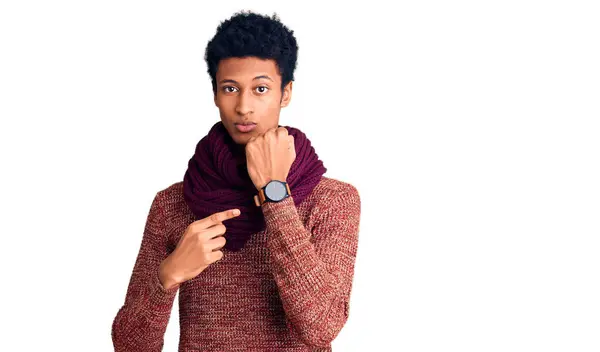 Joven Hombre Afroamericano Vistiendo Suéter Casual Invierno Bufanda Con Prisa —  Fotos de Stock
