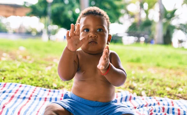 Förtjusande Afrikansk Amerikansk Småbarn Sitter Gräset Parken — Stockfoto