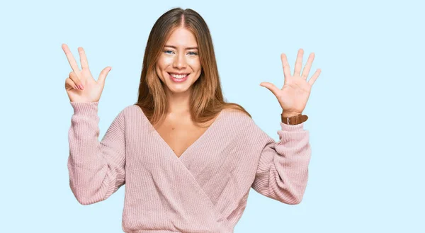 Schöne Blonde Frau Lässigem Rosa Winterpullover Zeigt Und Zeigt Mit — Stockfoto