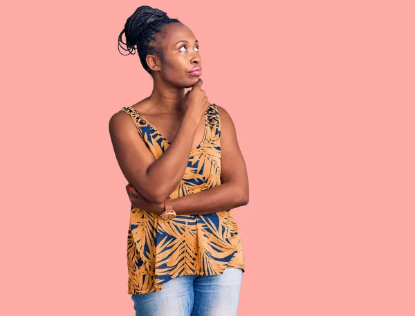 Elleri Çenesinde Gündelik Giysiler Giyen Genç Afrikalı Amerikalı Kadın Soru — Stok fotoğraf