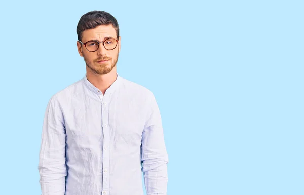 Joven Guapo Con Oso Vistiendo Elegante Camisa Negocios Gafas Escéptico — Foto de Stock