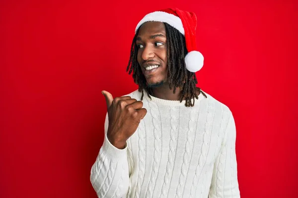 Africano Americano Com Tranças Vestindo Chapéu Natal Sorrindo Com Rosto — Fotografia de Stock