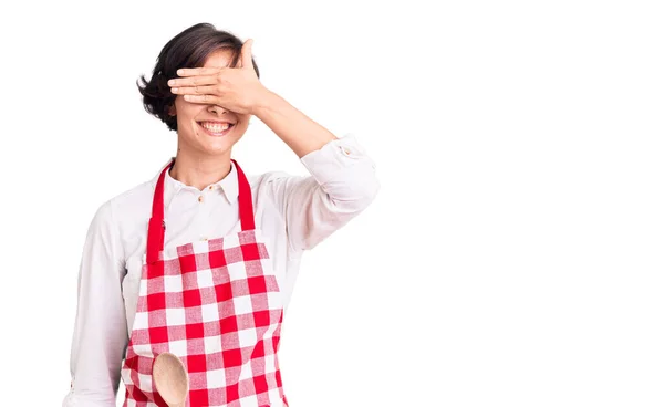 Schöne Junge Frau Mit Kurzen Haaren Trägt Professionelle Kochschürze Lächelnd — Stockfoto