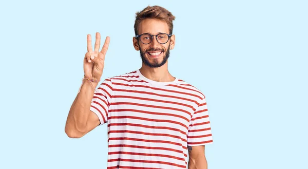 Sakallı Sıradan Kıyafetler Giyen Gözlüklü Yakışıklı Bir Adam Numaralı Parmaklarıyla — Stok fotoğraf