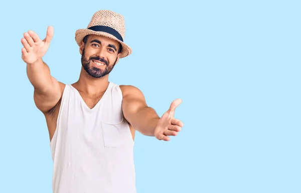 Homem Hispânico Jovem Usando Chapéu Verão Casual Olhando Para Câmera — Fotografia de Stock