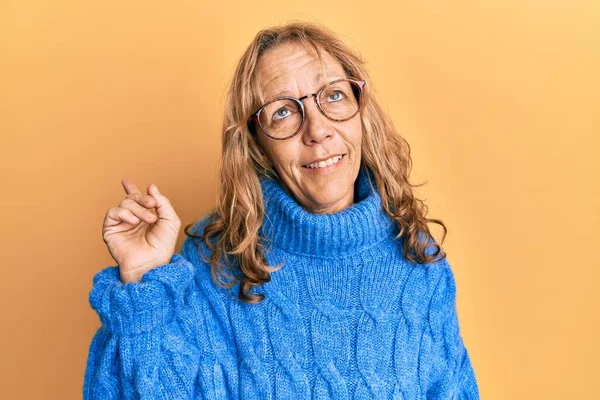 Mujer Rubia Mediana Edad Con Gafas Suéter Casual Invierno Con —  Fotos de Stock