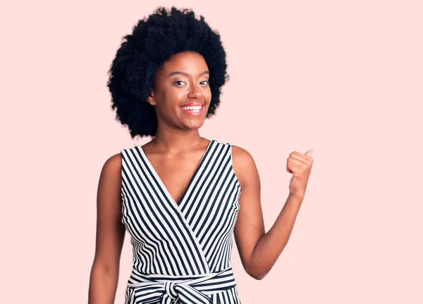Νεαρή Αφροαμερικανή Που Φοράει Καθημερινά Ρούχα Χαμογελώντας Χαρούμενο Πρόσωπο Και — Φωτογραφία Αρχείου