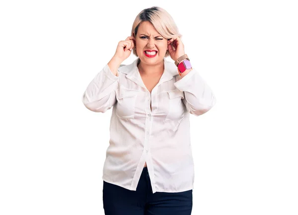 Junge Blonde Size Frau Lässigem Hemd Das Die Ohren Mit — Stockfoto