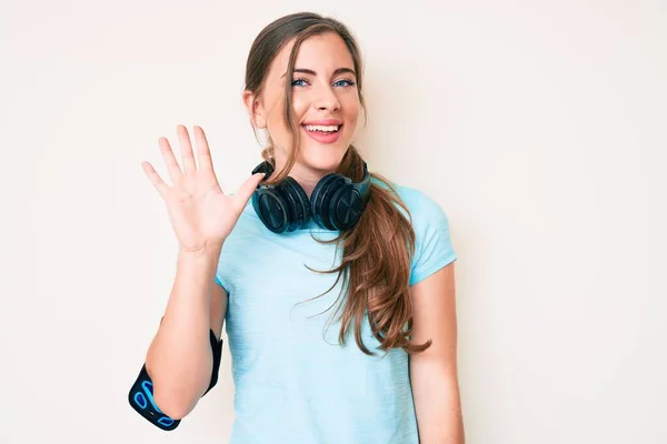 Schöne Junge Kaukasische Frau Turnbekleidung Und Mit Kopfhörern Zeigt Und — Stockfoto