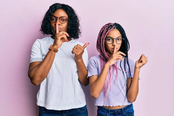 Beautiful African American Mother Daughter Wearing Casual Clothes Glasses Asking — Stock Photo, Image