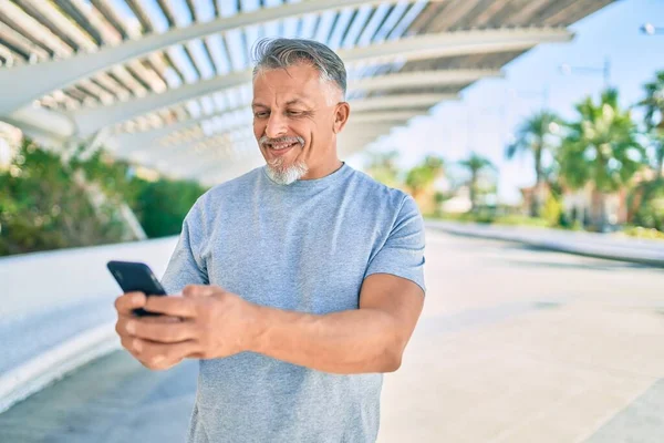 Středověký Hispánský Šedovlasý Muž Šťastně Usmívá Pomocí Smartphonu Parku — Stock fotografie