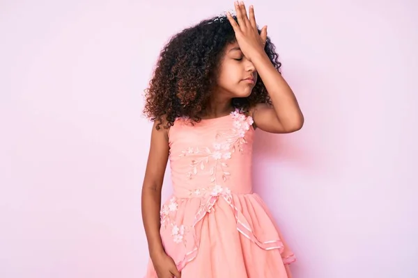 Afrikai Amerikai Gyerek Göndör Hajjal Hercegnő Koronát Visel Meglepett Kézzel — Stock Fotó
