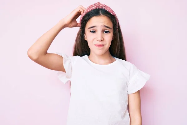 Menina Criança Hispânica Bonito Vestindo Roupas Casuais Diadema Confundir Perguntar — Fotografia de Stock
