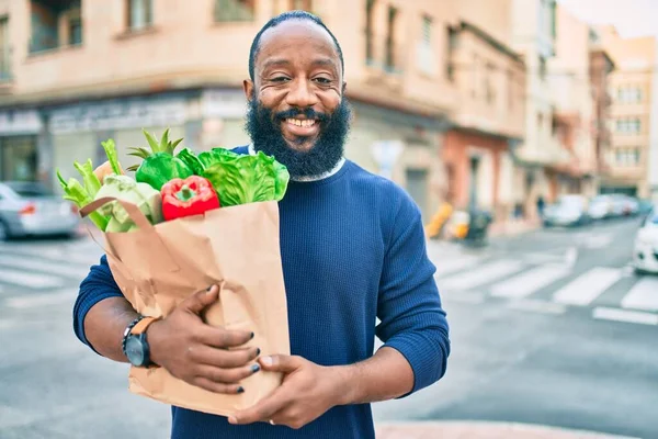 Hombre Afroamericano Con Barba Sosteniendo Bolsa Papel Supermercado —  Fotos de Stock