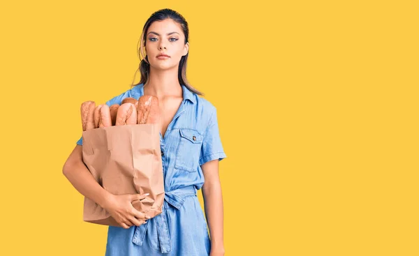 Joven Hermosa Mujer Sosteniendo Bolsa Papel Con Actitud Pensamiento Pan — Foto de Stock