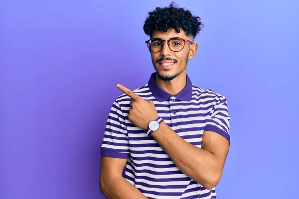 Joven Árabe Guapo Hombre Con Ropa Casual Gafas Sonriente Alegre — Foto de Stock