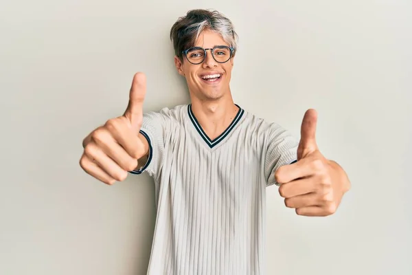 Junger Hispanischer Mann Lässiger Kleidung Und Brille Der Zustimmend Positive — Stockfoto