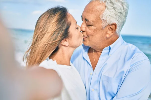 Mediana Edad Pareja Hispana Haciendo Selfie Por Cámara Besándose Playa —  Fotos de Stock