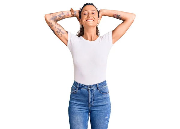 Jonge Spaanse Vrouw Met Tatoeage Casual Wit Tshirt Ontspannen Stretching — Stockfoto