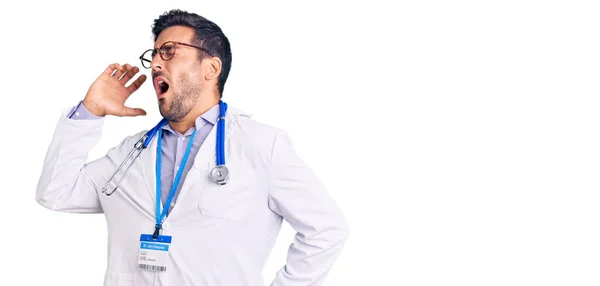 Junger Hispanischer Mann Arztuniform Und Stethoskop Auf Dem Rücken Müde — Stockfoto