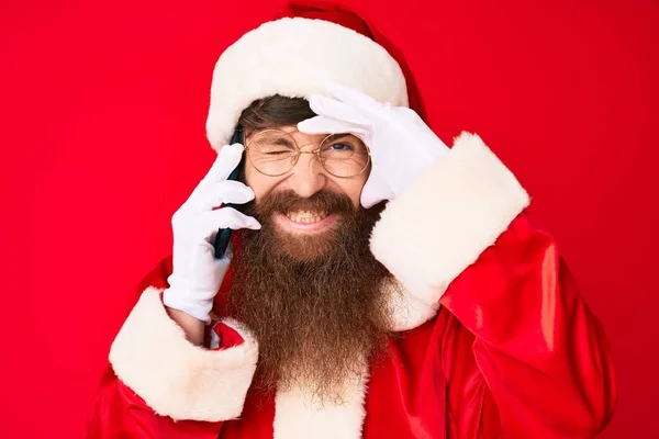 Snygg Ung Röd Huvud Man Med Långt Skägg Bär Santa — Stockfoto