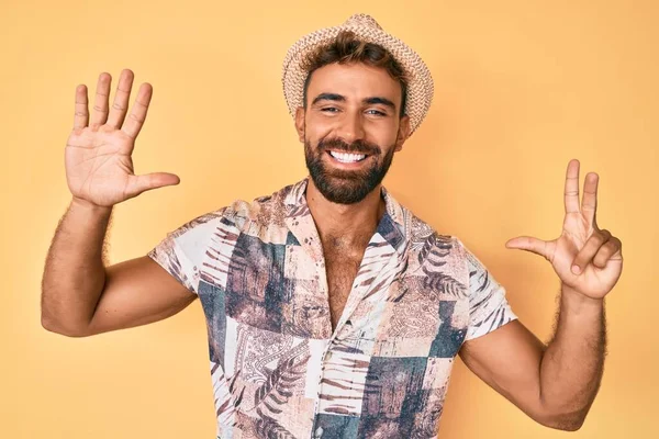 Junger Hispanischer Mann Mit Sommermütze Zeigt Mit Finger Nummer Acht — Stockfoto
