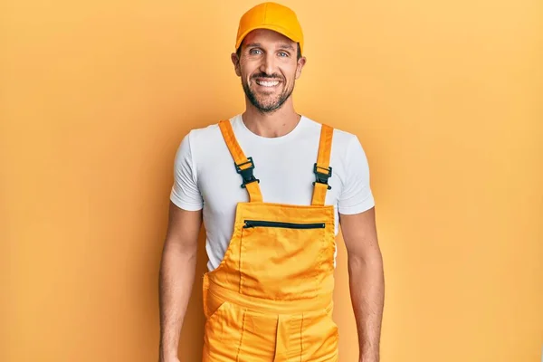 Ung Stilig Man Bär Handyman Uniform Över Gul Bakgrund Med — Stockfoto