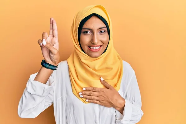 Jovem Morena Árabe Mulher Vestindo Tradicional Islâmico Hijab Cachecol Sorrindo — Fotografia de Stock