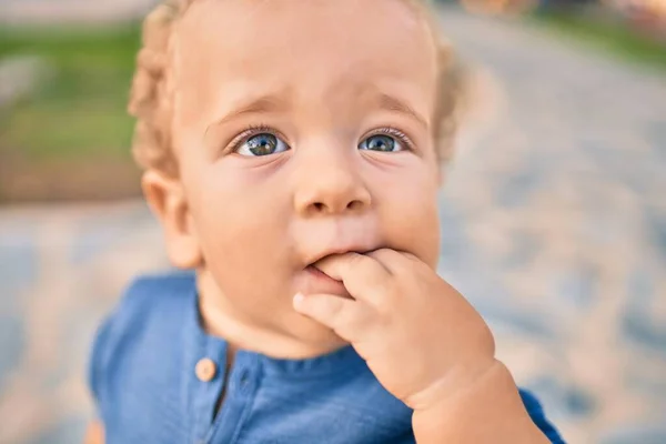 Menino Triste Colocando Dedos Boca Tocando Gengivas Porque Dor Dente — Fotografia de Stock