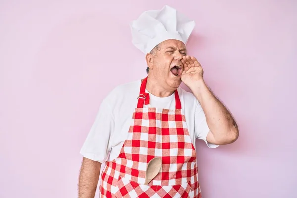 Hombre Pelo Gris Mayor Con Delantal Panadero Profesional Gritando Gritando — Foto de Stock