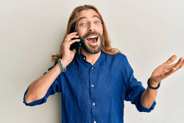 Uomo Attraente Con Capelli Lunghi Barba Avendo Conversazione Parlando Sullo — Foto Stock