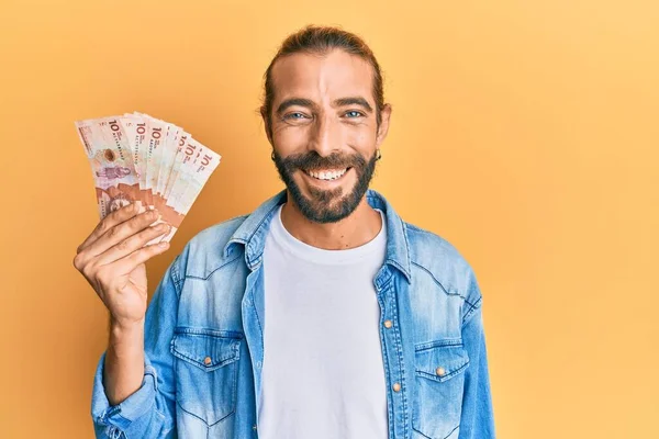 Attraktiver Mann Mit Langen Haaren Und Bart Der Kolumbianische Pesos — Stockfoto
