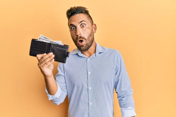 Hombre Guapo Con Barba Sosteniendo Billetera Con Dólares Asustado Sorprendido —  Fotos de Stock